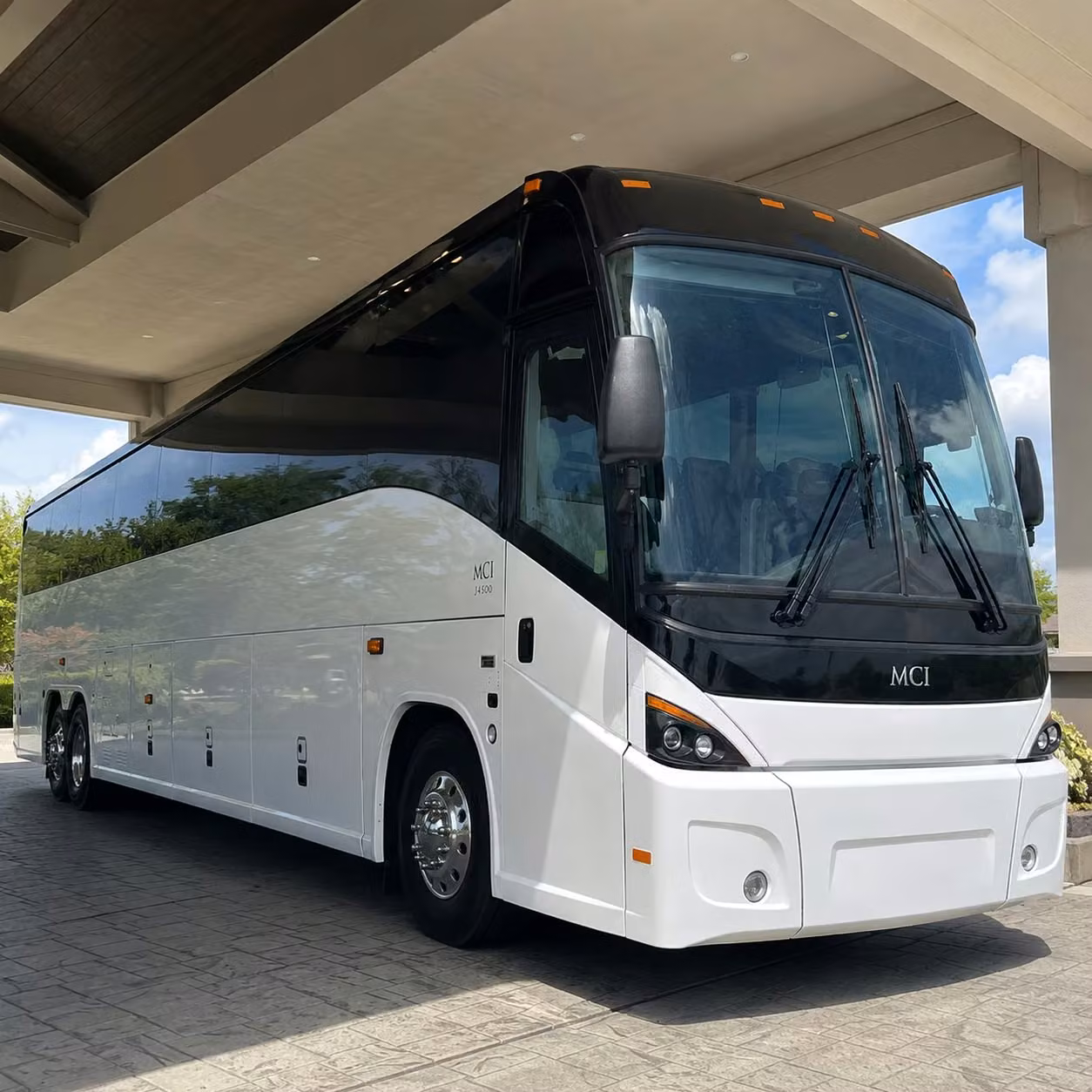 hotel shuttle bus rentals between nyc airports and manhattan hotels